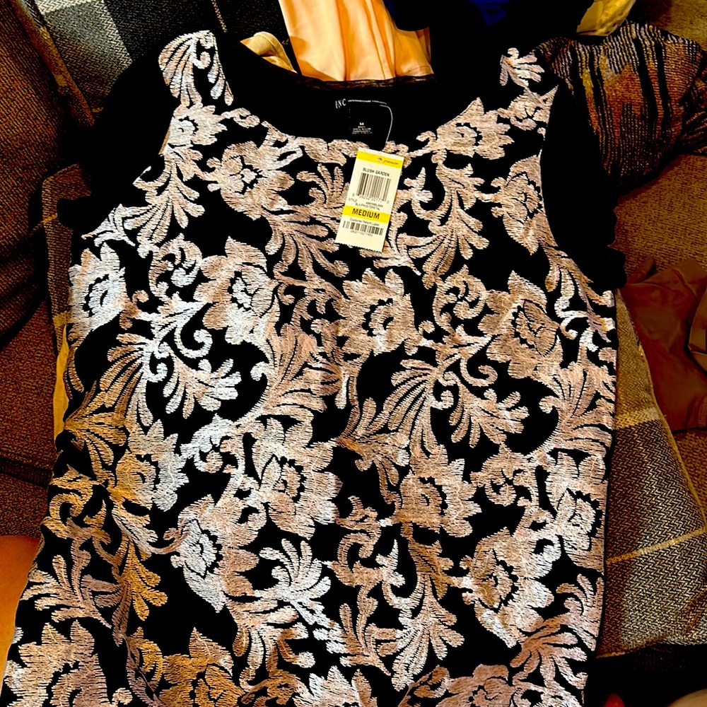 Inc medium top w/tag